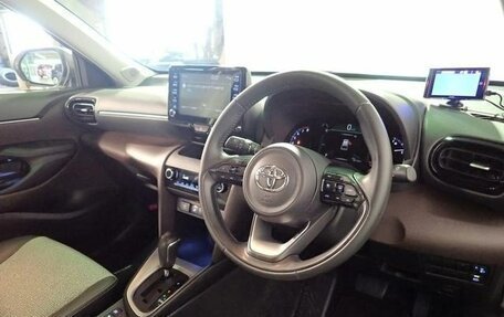 Toyota Yaris Cross, 2021 год, 1 600 000 рублей, 20 фотография