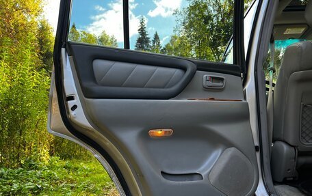 Toyota Land Cruiser 100 рестайлинг 2, 2003 год, 1 900 000 рублей, 10 фотография