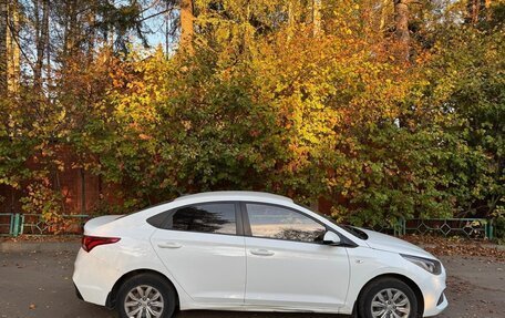 Hyundai Solaris II рестайлинг, 2017 год, 620 000 рублей, 3 фотография
