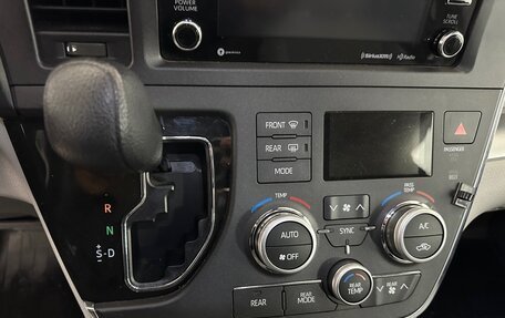 Toyota Sienna III, 2018 год, 2 950 000 рублей, 13 фотография