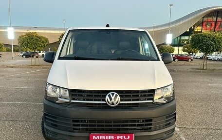 Volkswagen Transporter T6 рестайлинг, 2019 год, 2 200 000 рублей, 1 фотография