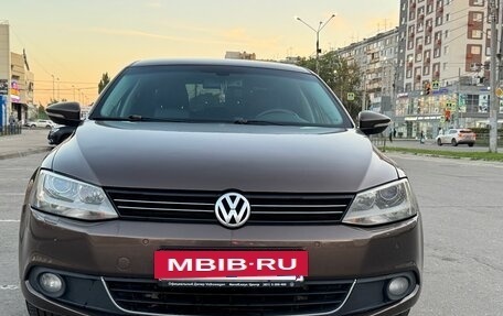 Volkswagen Jetta VI, 2012 год, 899 999 рублей, 2 фотография