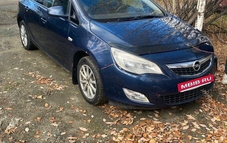 Opel Astra J, 2011 год, 700 000 рублей, 2 фотография