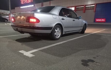 Mercedes-Benz E-Класс, 1998 год, 535 000 рублей, 3 фотография