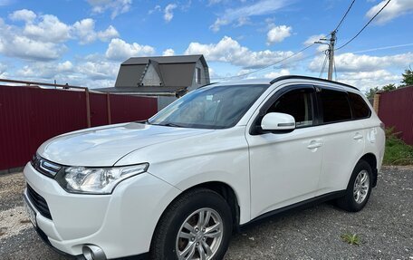 Mitsubishi Outlander III рестайлинг 3, 2013 год, 1 400 000 рублей, 3 фотография