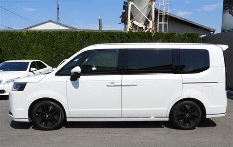 Honda Stepwgn, 2022 год, 2 300 000 рублей, 3 фотография