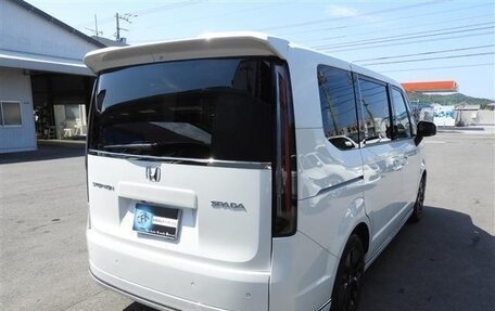 Honda Stepwgn, 2022 год, 2 300 000 рублей, 2 фотография