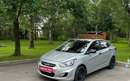 Hyundai Solaris II рестайлинг, 2013 год, 800 000 рублей, 2 фотография