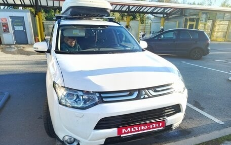 Mitsubishi Outlander III рестайлинг 3, 2014 год, 1 350 000 рублей, 3 фотография