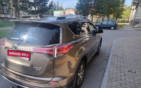 Toyota RAV4, 2015 год, 1 930 000 рублей, 10 фотография