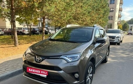 Toyota RAV4, 2015 год, 1 930 000 рублей, 2 фотография