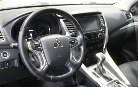 Mitsubishi Pajero Sport III рестайлинг, 2017 год, 2 775 000 рублей, 9 фотография