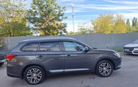 Mitsubishi Outlander III рестайлинг 3, 2018 год, 1 800 000 рублей, 4 фотография