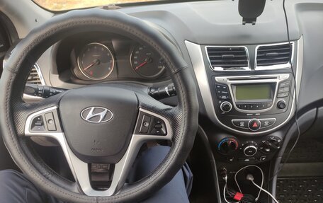 Hyundai Solaris II рестайлинг, 2011 год, 700 000 рублей, 14 фотография