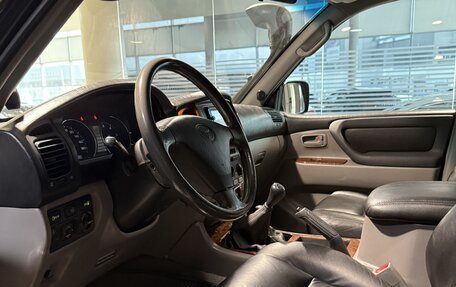 Toyota Land Cruiser 100 рестайлинг 2, 2004 год, 2 800 000 рублей, 19 фотография