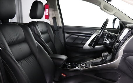 Mitsubishi Pajero Sport III рестайлинг, 2017 год, 2 699 990 рублей, 16 фотография