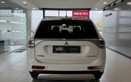 Mitsubishi Outlander III рестайлинг 3, 2014 год, 1 735 000 рублей, 6 фотография