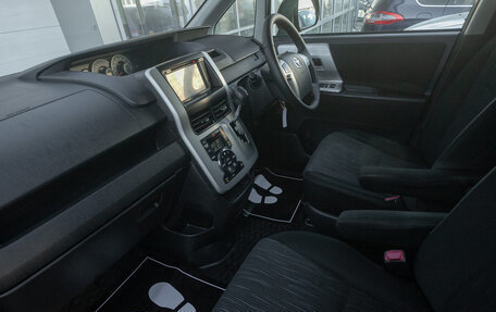 Toyota Noah III, 2011 год, 1 359 000 рублей, 17 фотография