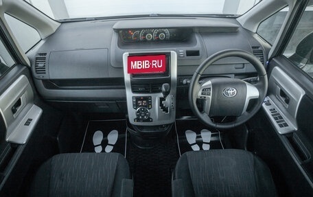 Toyota Noah III, 2011 год, 1 359 000 рублей, 15 фотография