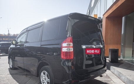 Toyota Noah III, 2011 год, 1 359 000 рублей, 5 фотография