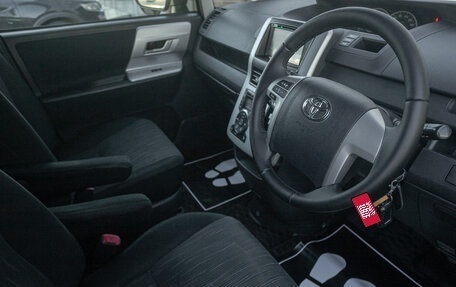 Toyota Noah III, 2011 год, 1 359 000 рублей, 9 фотография