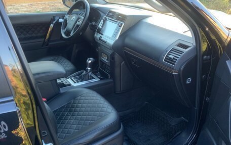 Toyota Land Cruiser Prado 150 рестайлинг 2, 2017 год, 3 800 000 рублей, 21 фотография
