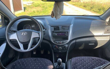 Hyundai Solaris II рестайлинг, 2013 год, 700 000 рублей, 22 фотография