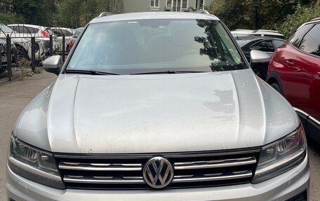 Volkswagen Tiguan II, 2019 год, 2 500 000 рублей, 2 фотография