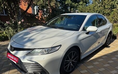 Toyota Camry, 2021 год, 3 090 000 рублей, 2 фотография