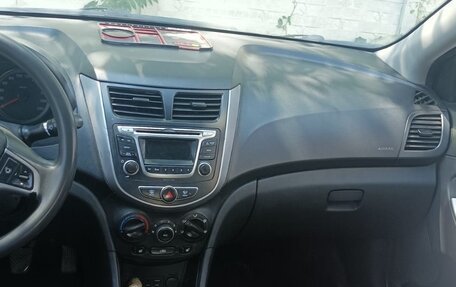Hyundai Solaris II рестайлинг, 2015 год, 730 000 рублей, 3 фотография