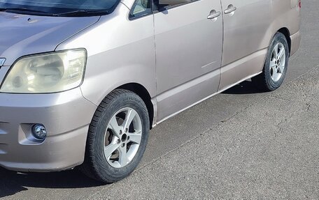 Toyota Noah III, 2004 год, 700 000 рублей, 2 фотография