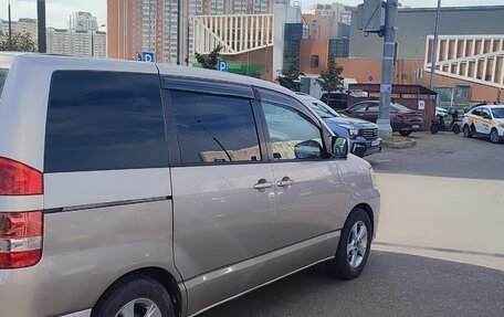 Toyota Noah III, 2004 год, 700 000 рублей, 6 фотография