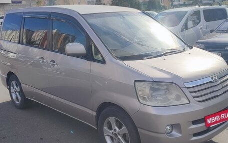 Toyota Noah III, 2004 год, 700 000 рублей, 3 фотография