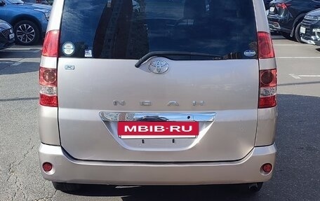 Toyota Noah III, 2004 год, 700 000 рублей, 4 фотография