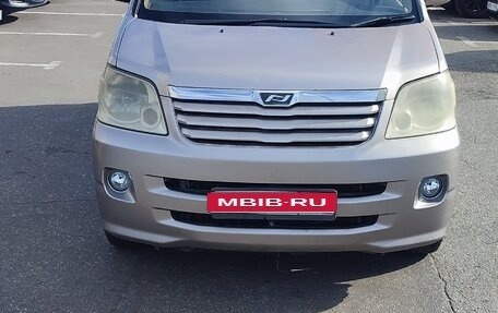 Toyota Noah III, 2004 год, 700 000 рублей, 1 фотография