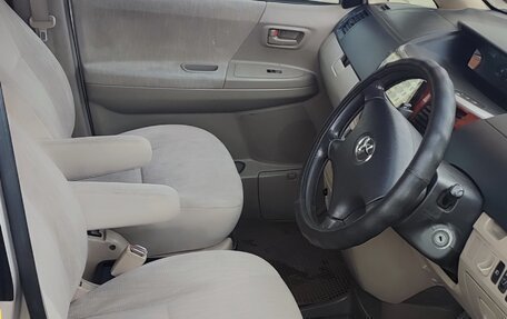 Toyota Noah III, 2004 год, 700 000 рублей, 14 фотография