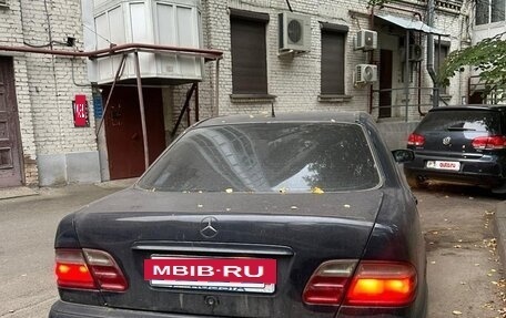 Mercedes-Benz E-Класс, 2000 год, 300 000 рублей, 2 фотография