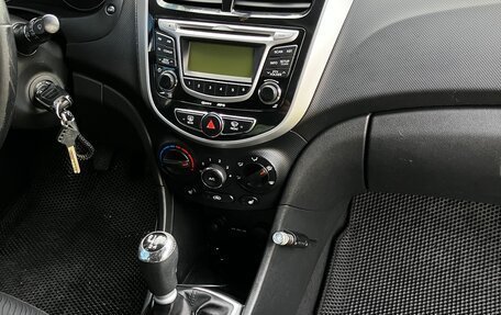 Hyundai Solaris II рестайлинг, 2010 год, 700 000 рублей, 19 фотография