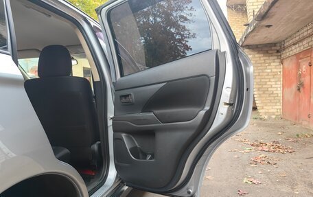 Mitsubishi Outlander III рестайлинг 3, 2013 год, 1 200 000 рублей, 11 фотография