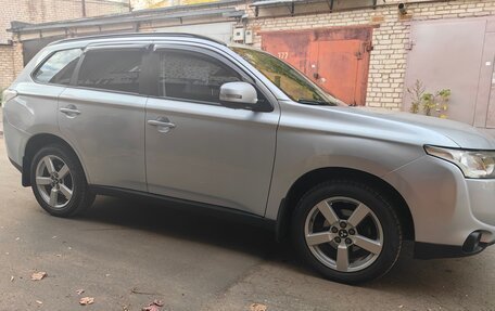 Mitsubishi Outlander III рестайлинг 3, 2013 год, 1 200 000 рублей, 22 фотография