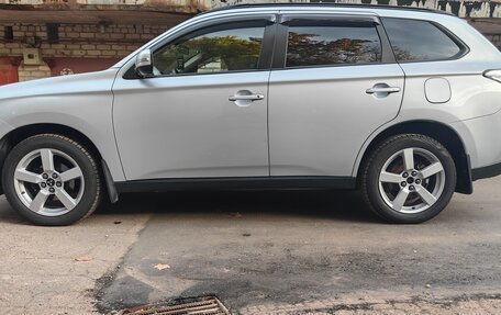 Mitsubishi Outlander III рестайлинг 3, 2013 год, 1 200 000 рублей, 26 фотография