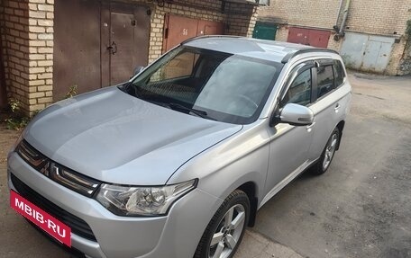 Mitsubishi Outlander III рестайлинг 3, 2013 год, 1 200 000 рублей, 23 фотография