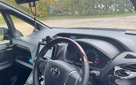 Toyota Voxy III, 2017 год, 2 255 000 рублей, 8 фотография