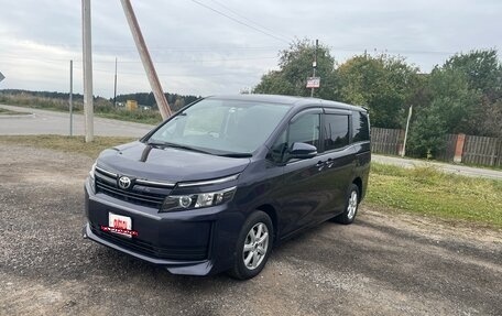 Toyota Voxy III, 2017 год, 2 255 000 рублей, 3 фотография