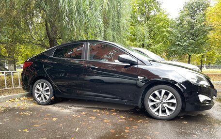 Hyundai Solaris II рестайлинг, 2015 год, 950 000 рублей, 2 фотография