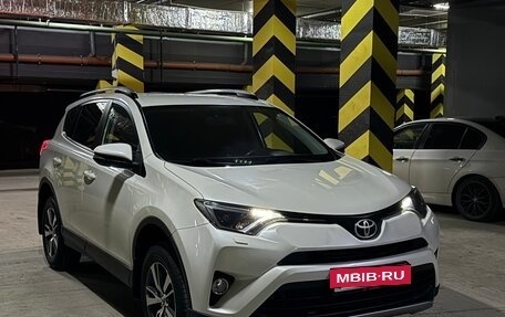 Toyota RAV4, 2017 год, 2 400 000 рублей, 3 фотография