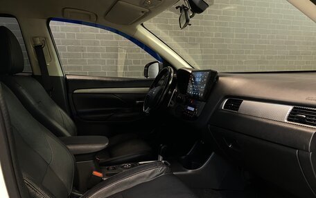 Mitsubishi Outlander III рестайлинг 3, 2014 год, 1 340 000 рублей, 10 фотография