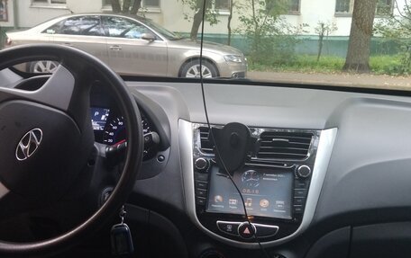 Hyundai Solaris II рестайлинг, 2013 год, 800 000 рублей, 5 фотография