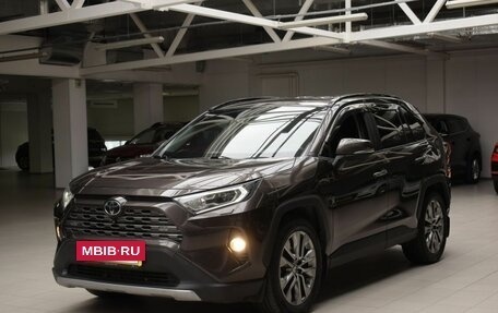 Toyota RAV4, 2020 год, 2 300 000 рублей, 3 фотография