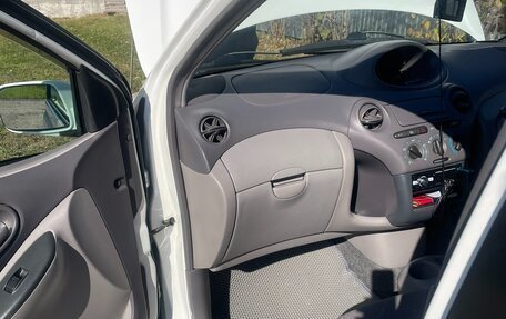 Toyota Platz, 2002 год, 420 000 рублей, 9 фотография